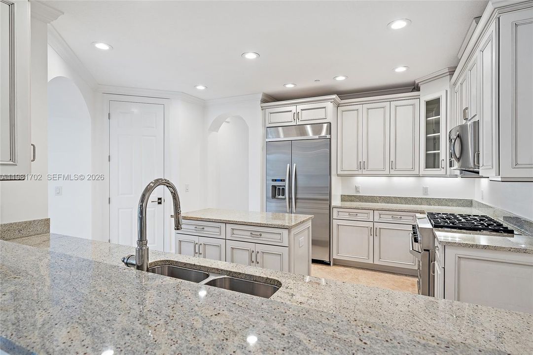For Sale: $2,195,000 (3 beds, 2 baths, 1920 Square Feet)