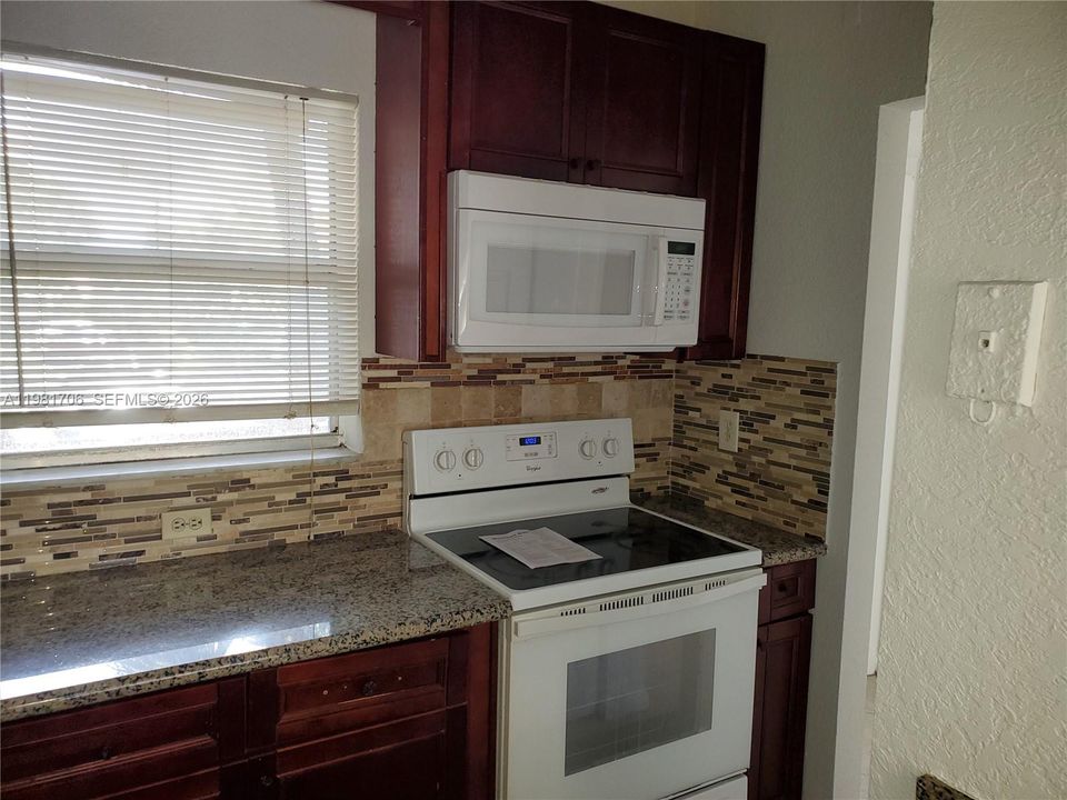 待售: $185,000 (2 贝兹, 2 浴室, 767 平方英尺)