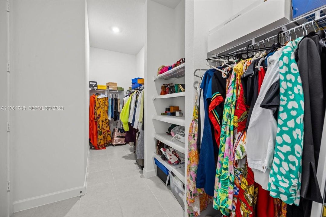 En Venta: $482,000 (3 camas, 3 baños, 2390 Pies cuadrados)