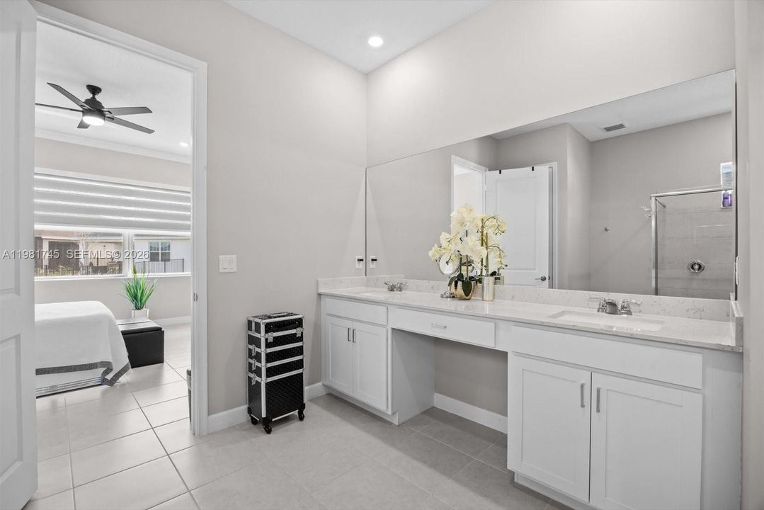 En Venta: $482,000 (3 camas, 3 baños, 2390 Pies cuadrados)