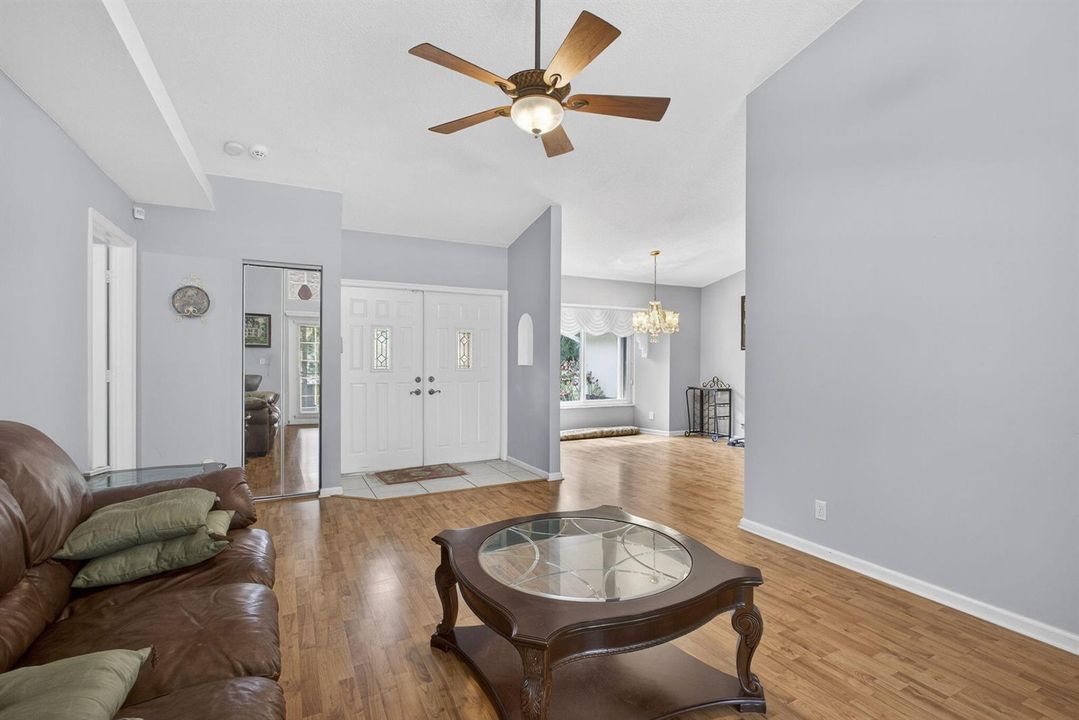 Entry / Living