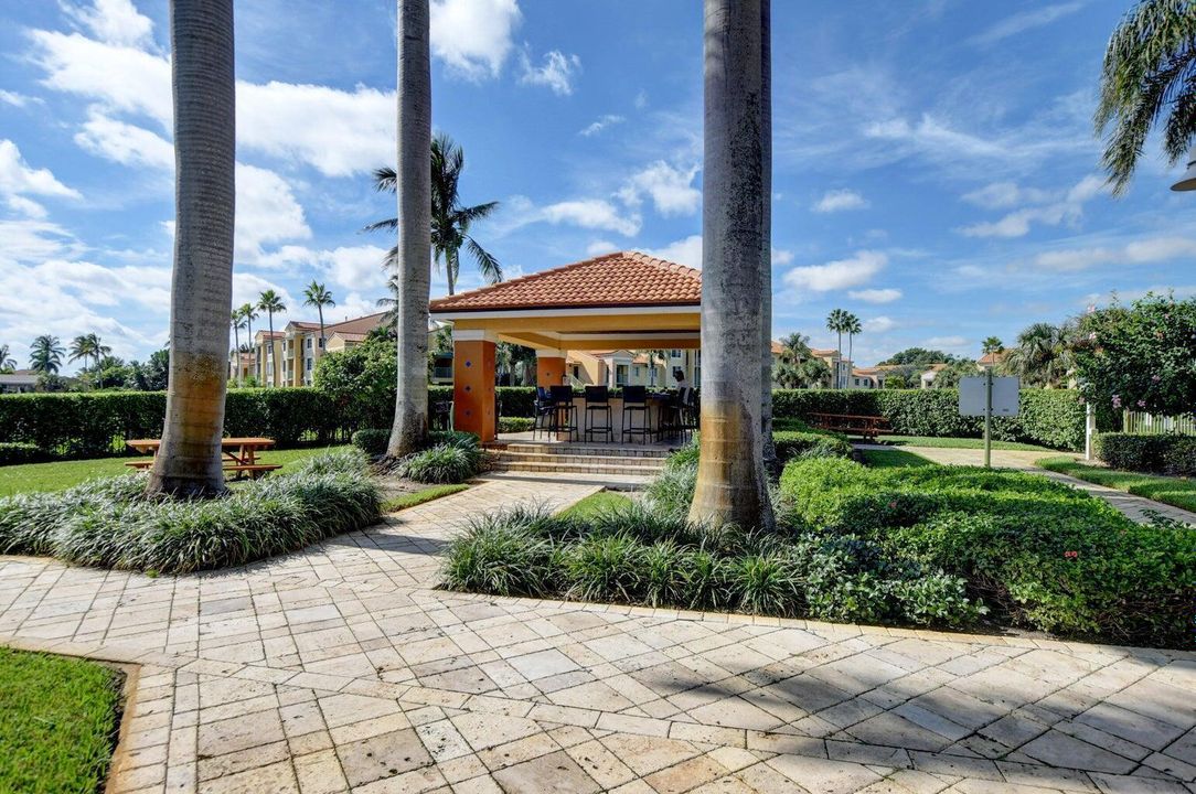 YACHT CLUB TIKI BAR