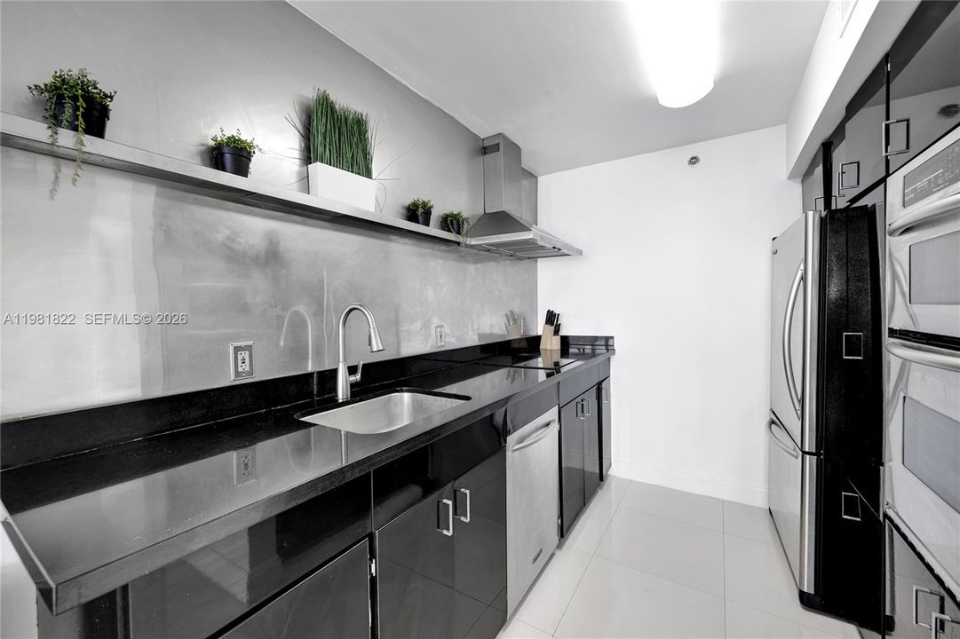 For Sale: $875,000 (2 beds, 2 baths, 1190 Square Feet)