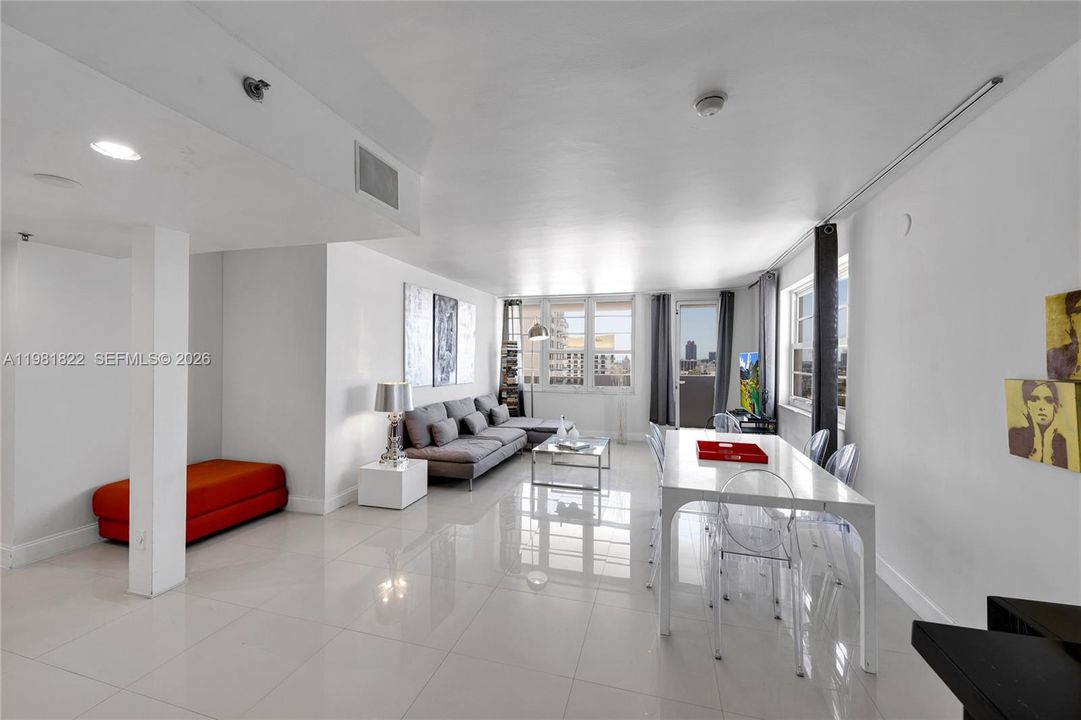For Sale: $875,000 (2 beds, 2 baths, 1190 Square Feet)