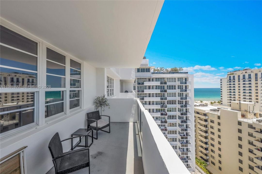 For Sale: $875,000 (2 beds, 2 baths, 1190 Square Feet)