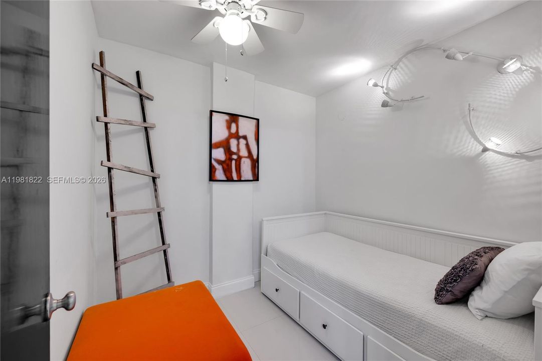 For Sale: $875,000 (2 beds, 2 baths, 1190 Square Feet)