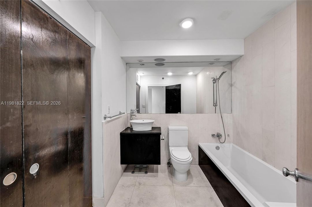 For Sale: $875,000 (2 beds, 2 baths, 1190 Square Feet)