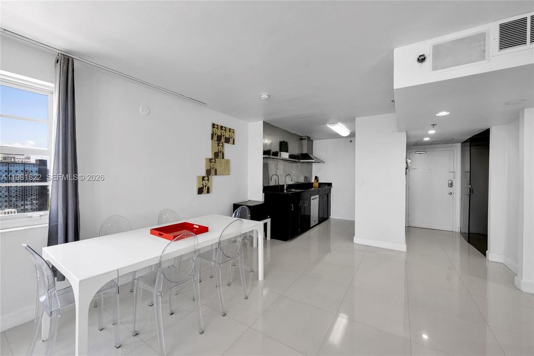 For Sale: $875,000 (2 beds, 2 baths, 1190 Square Feet)