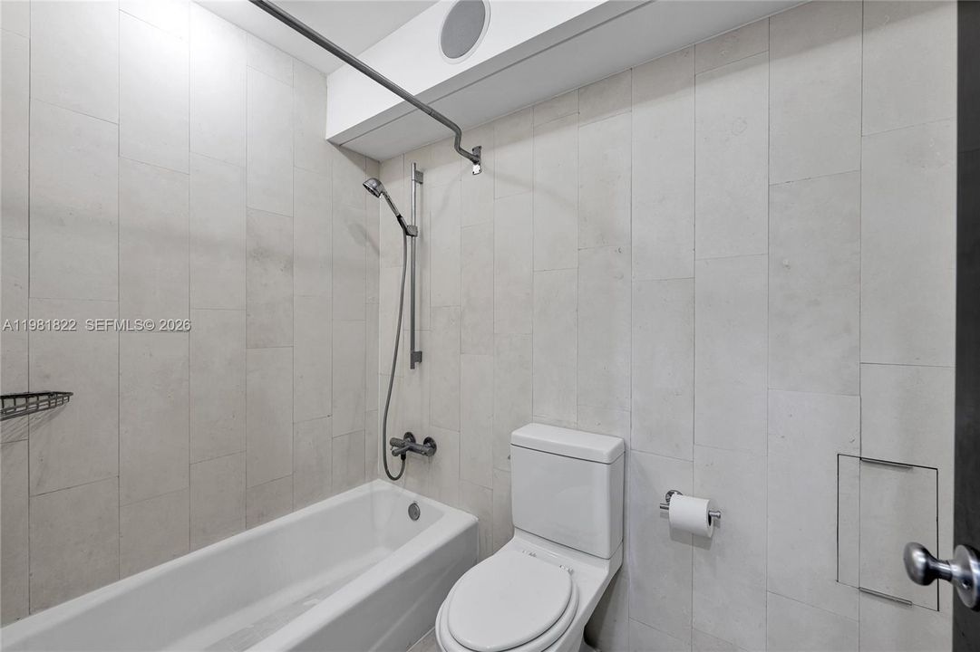 For Sale: $875,000 (2 beds, 2 baths, 1190 Square Feet)