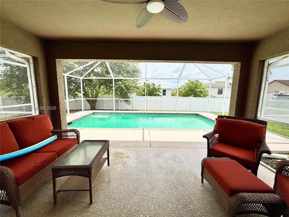Activo con contrato: $335,000 (3 camas, 2 baños, 1418 Pies cuadrados)