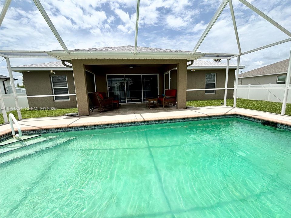 Activo con contrato: $335,000 (3 camas, 2 baños, 1418 Pies cuadrados)