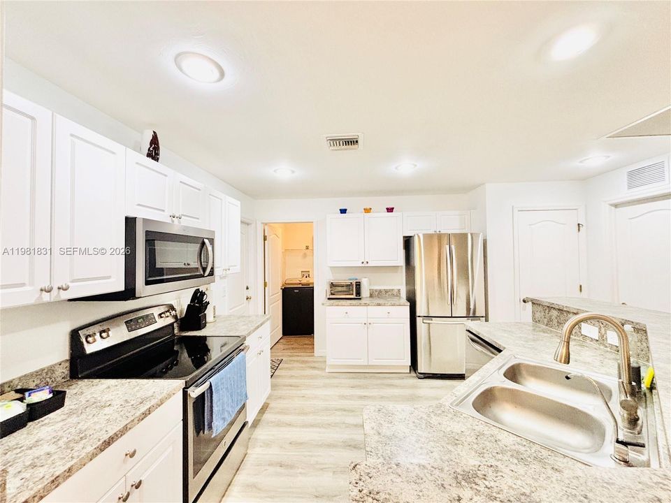 Activo con contrato: $335,000 (3 camas, 2 baños, 1418 Pies cuadrados)