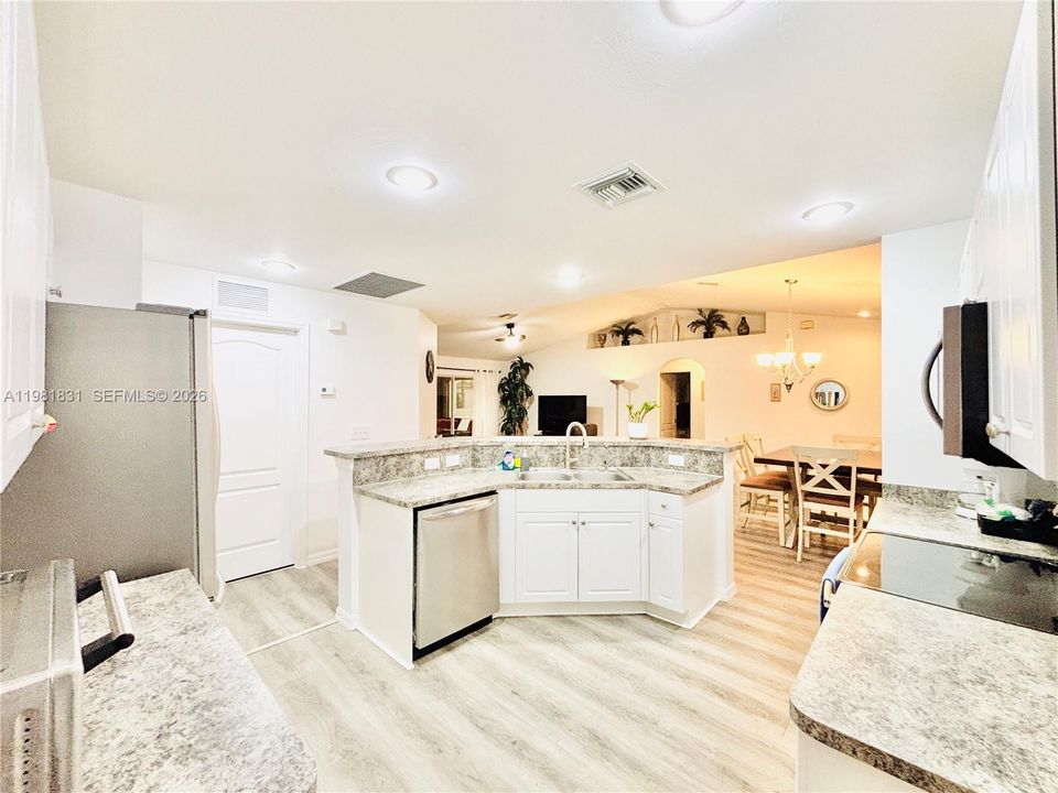 Activo con contrato: $335,000 (3 camas, 2 baños, 1418 Pies cuadrados)