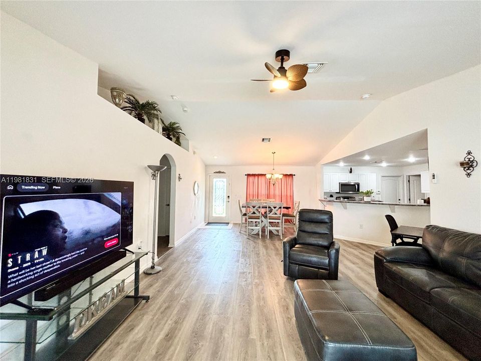 Activo con contrato: $335,000 (3 camas, 2 baños, 1418 Pies cuadrados)