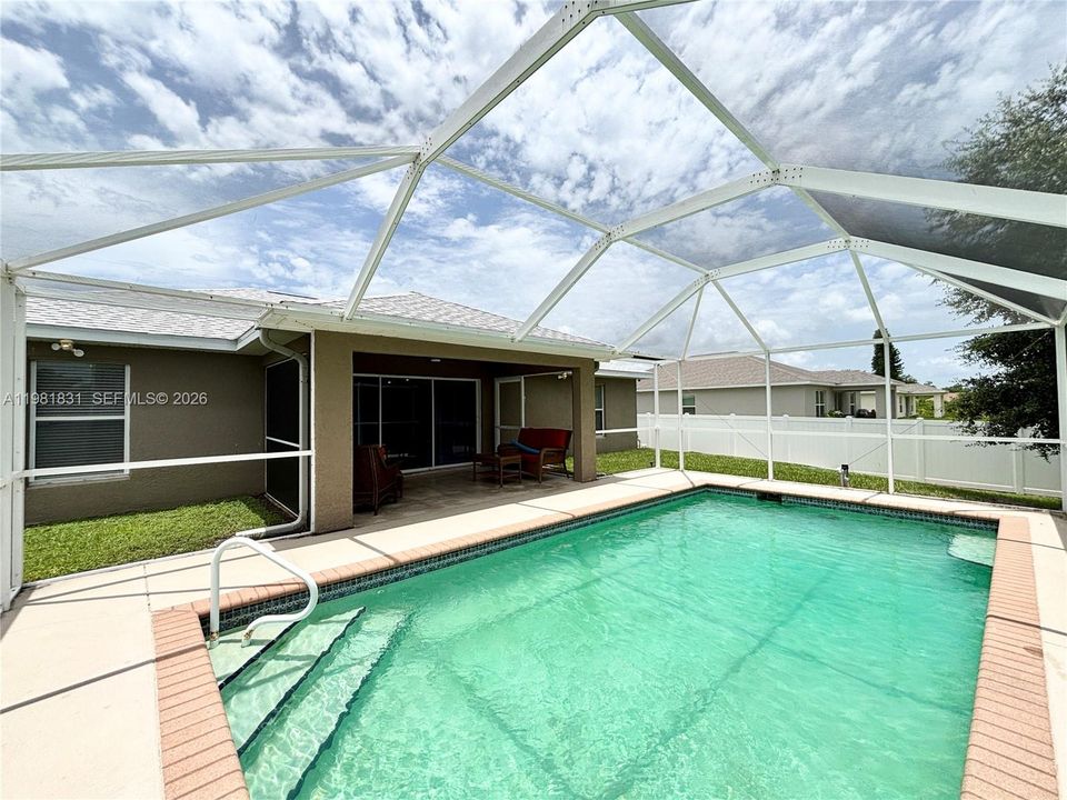 Activo con contrato: $335,000 (3 camas, 2 baños, 1418 Pies cuadrados)