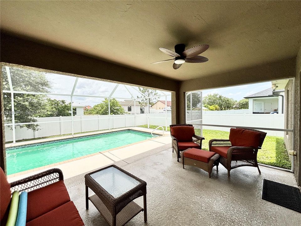 Activo con contrato: $335,000 (3 camas, 2 baños, 1418 Pies cuadrados)