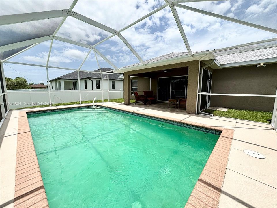 Activo con contrato: $335,000 (3 camas, 2 baños, 1418 Pies cuadrados)
