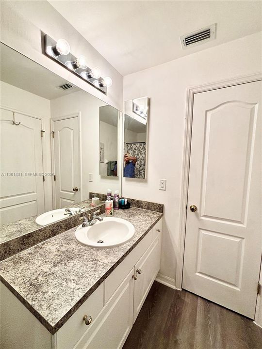 Activo con contrato: $335,000 (3 camas, 2 baños, 1418 Pies cuadrados)