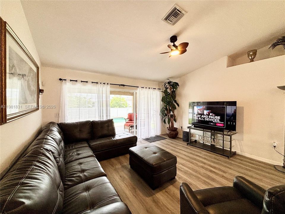 Activo con contrato: $335,000 (3 camas, 2 baños, 1418 Pies cuadrados)