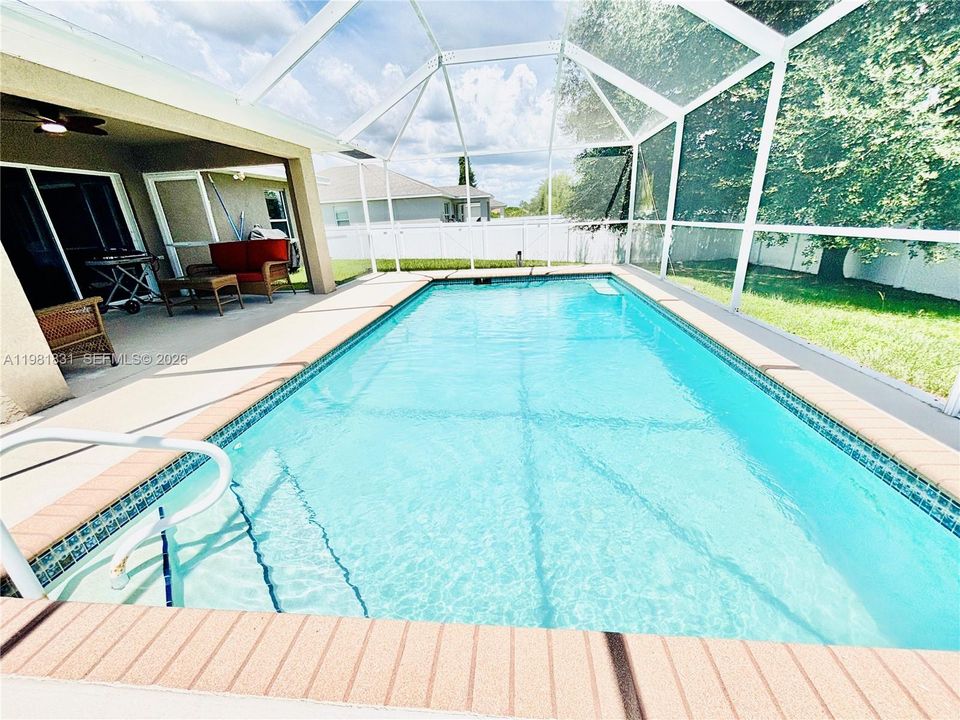Activo con contrato: $335,000 (3 camas, 2 baños, 1418 Pies cuadrados)