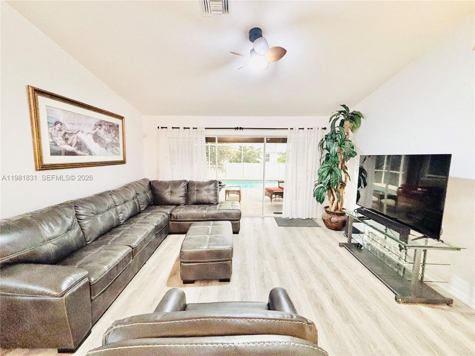 Activo con contrato: $335,000 (3 camas, 2 baños, 1418 Pies cuadrados)