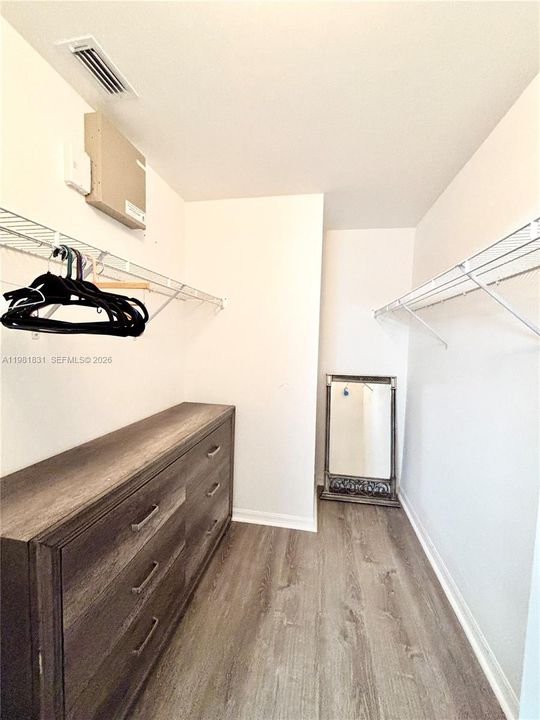 Activo con contrato: $335,000 (3 camas, 2 baños, 1418 Pies cuadrados)