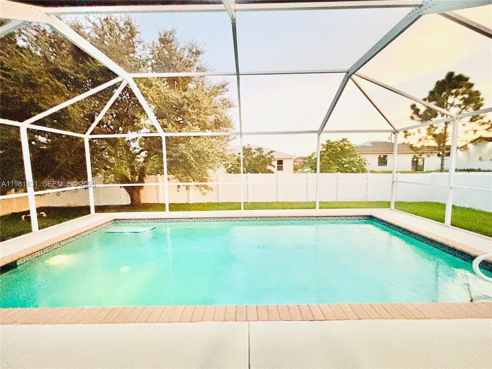 Activo con contrato: $335,000 (3 camas, 2 baños, 1418 Pies cuadrados)