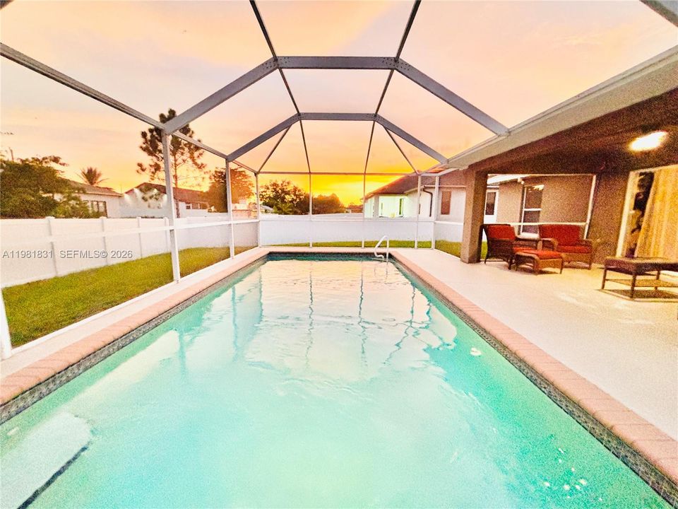 Activo con contrato: $335,000 (3 camas, 2 baños, 1418 Pies cuadrados)
