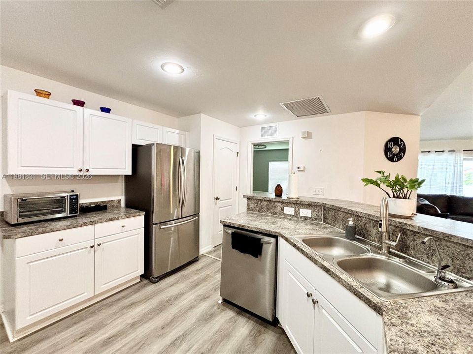 Activo con contrato: $335,000 (3 camas, 2 baños, 1418 Pies cuadrados)
