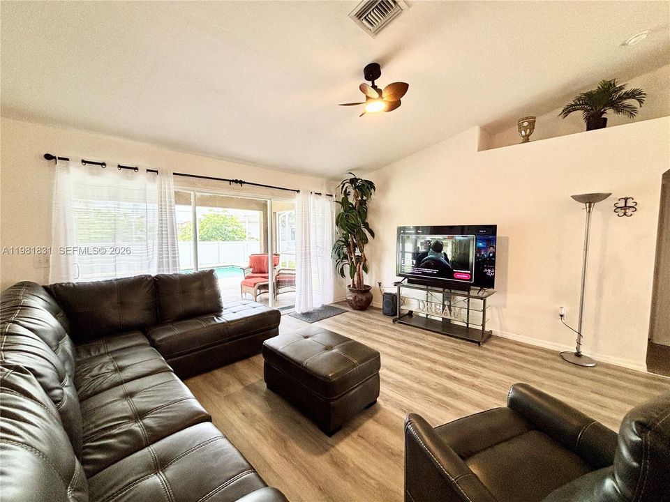 Activo con contrato: $335,000 (3 camas, 2 baños, 1418 Pies cuadrados)