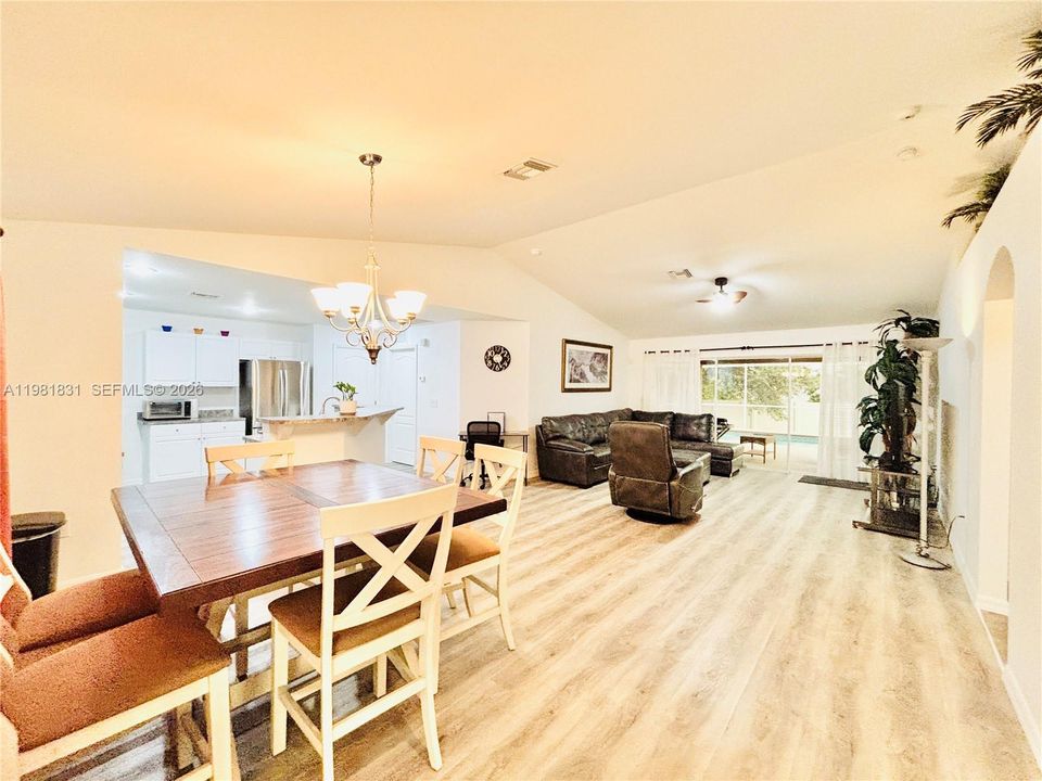 Activo con contrato: $335,000 (3 camas, 2 baños, 1418 Pies cuadrados)