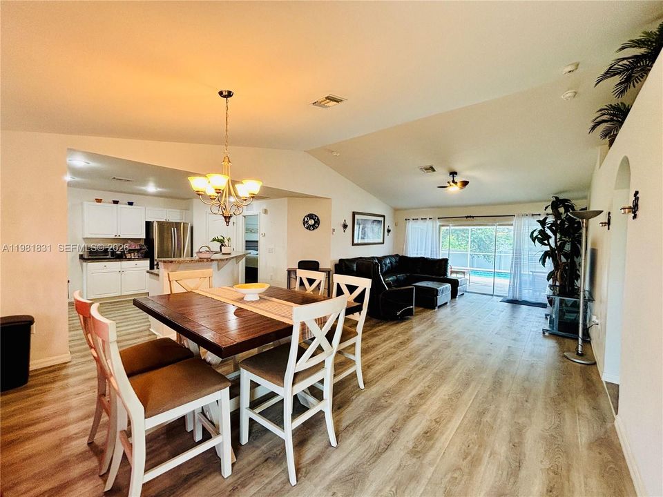 Activo con contrato: $335,000 (3 camas, 2 baños, 1418 Pies cuadrados)