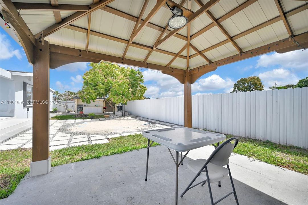 For Sale: $929,999 (6 beds, 4 baths, 2627 Square Feet)