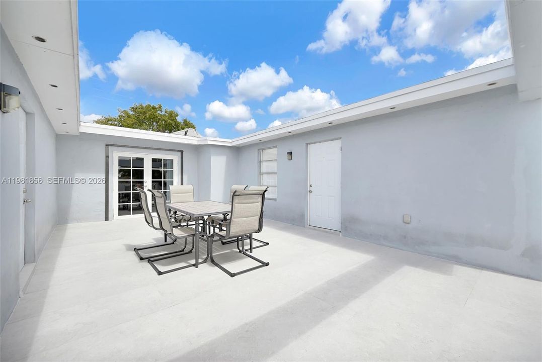 For Sale: $929,999 (6 beds, 4 baths, 2627 Square Feet)