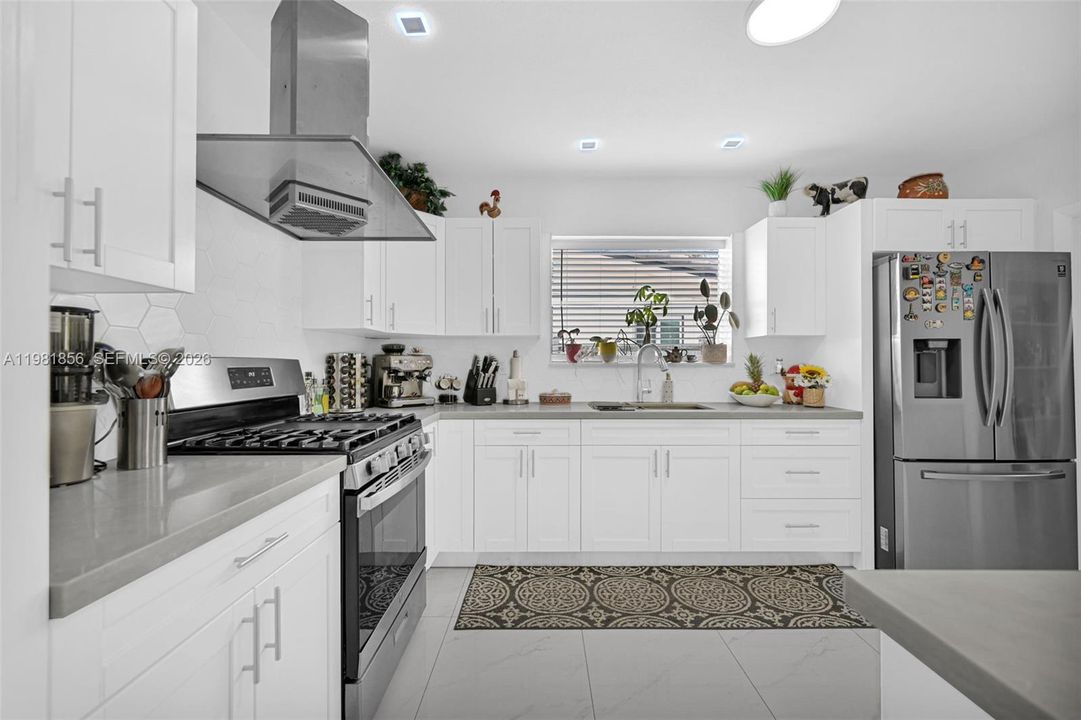 For Sale: $929,999 (6 beds, 4 baths, 2627 Square Feet)