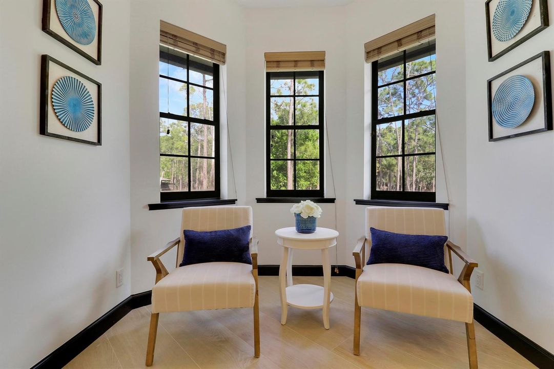 kitchen sitting area