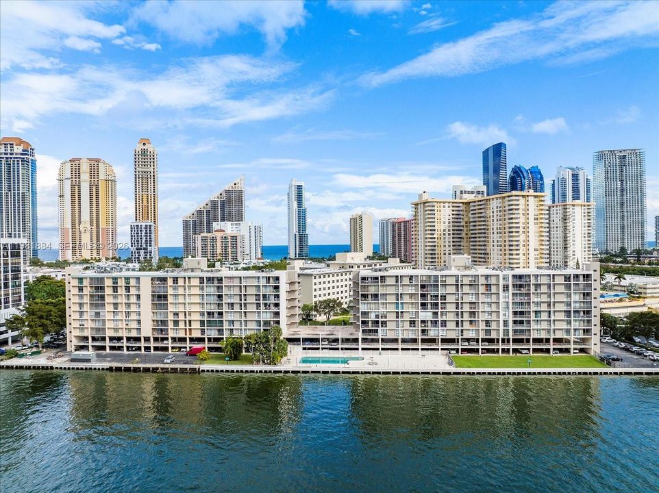 For Sale: $435,000 (2 beds, 2 baths, 1320 Square Feet)