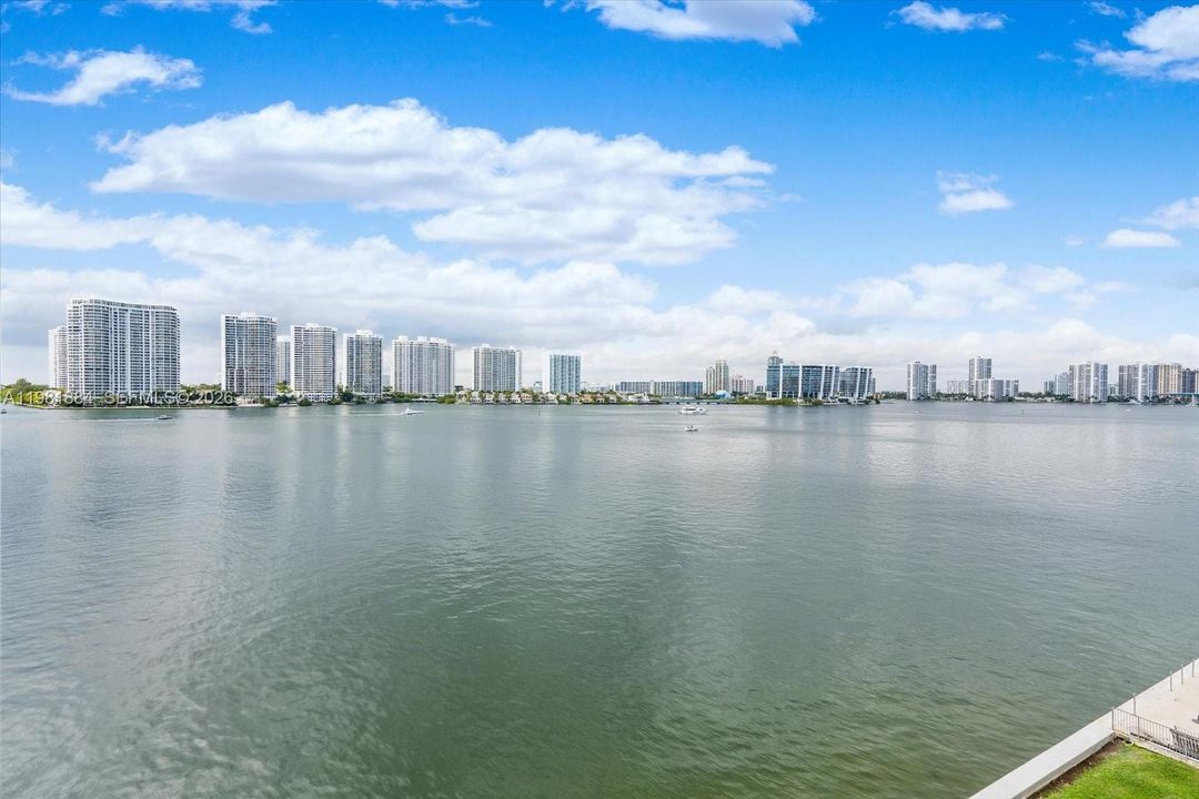 For Sale: $435,000 (2 beds, 2 baths, 1320 Square Feet)