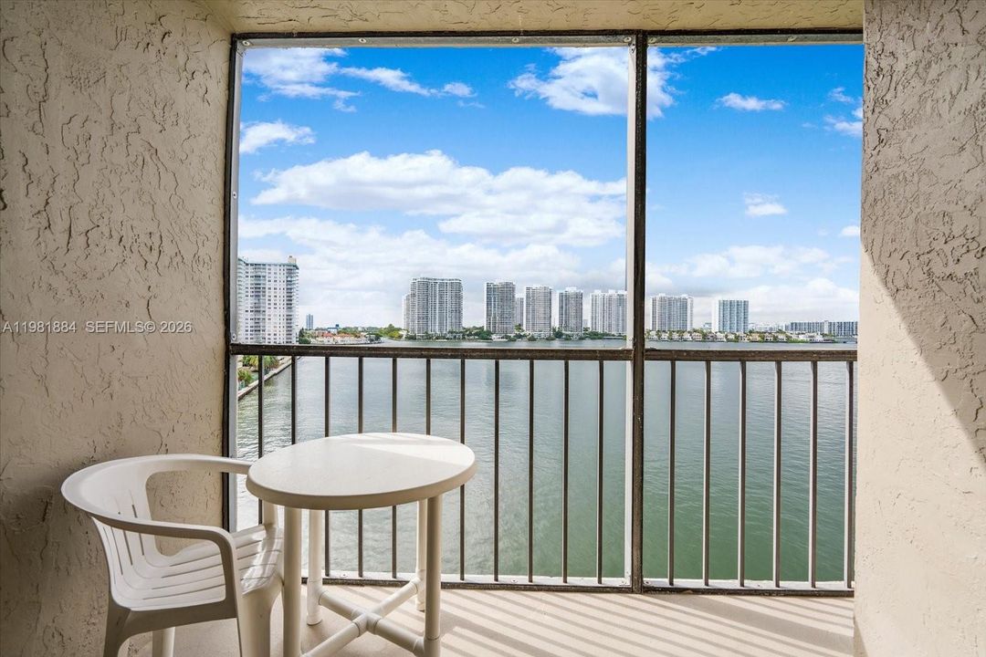 For Sale: $435,000 (2 beds, 2 baths, 1320 Square Feet)