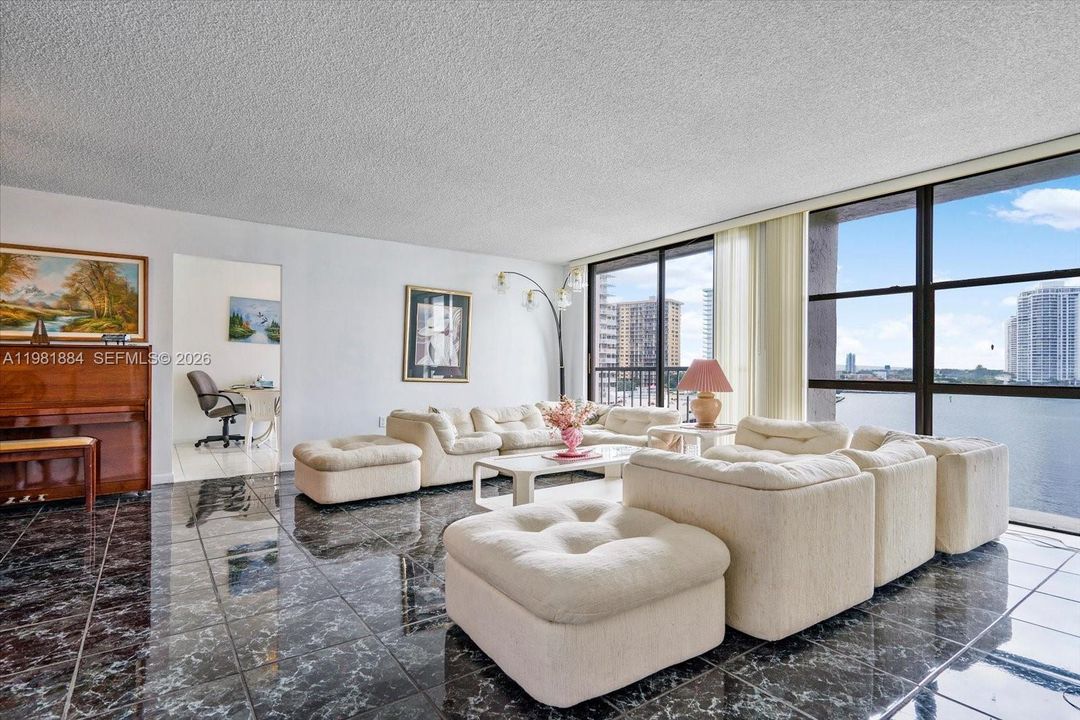 For Sale: $435,000 (2 beds, 2 baths, 1320 Square Feet)