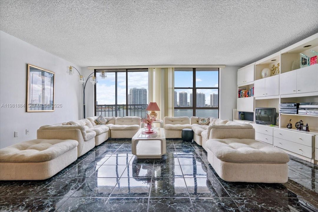 For Sale: $435,000 (2 beds, 2 baths, 1320 Square Feet)