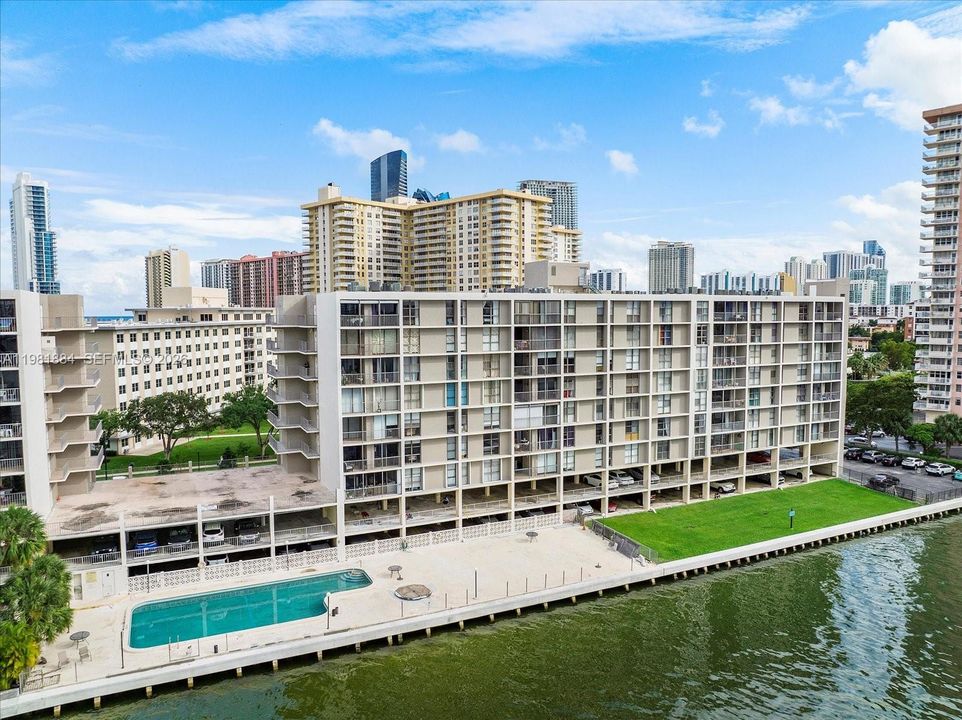 For Sale: $435,000 (2 beds, 2 baths, 1320 Square Feet)