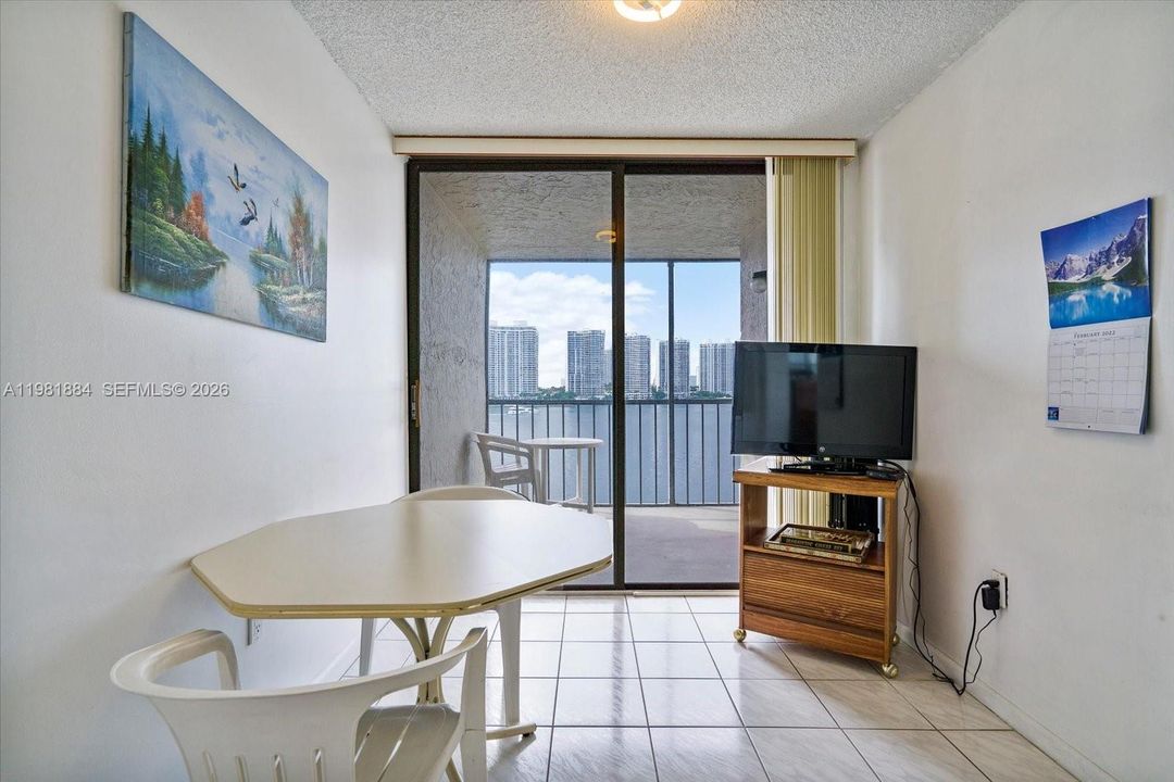 For Sale: $435,000 (2 beds, 2 baths, 1320 Square Feet)