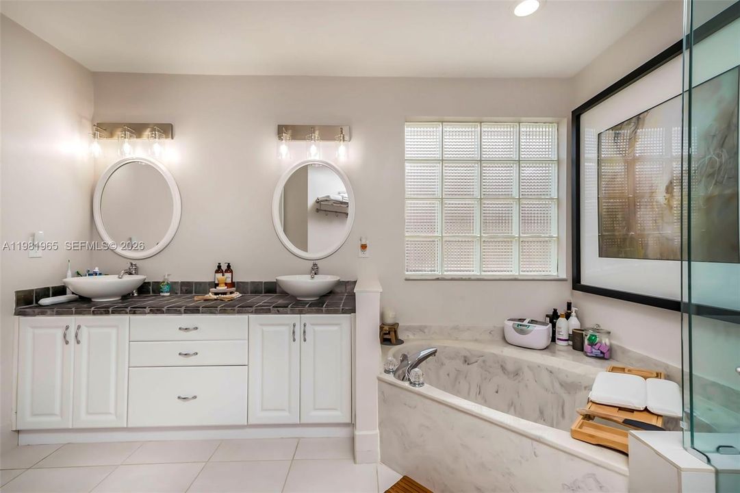 For Sale: $750,000 (3 beds, 2 baths, 1927 Square Feet)