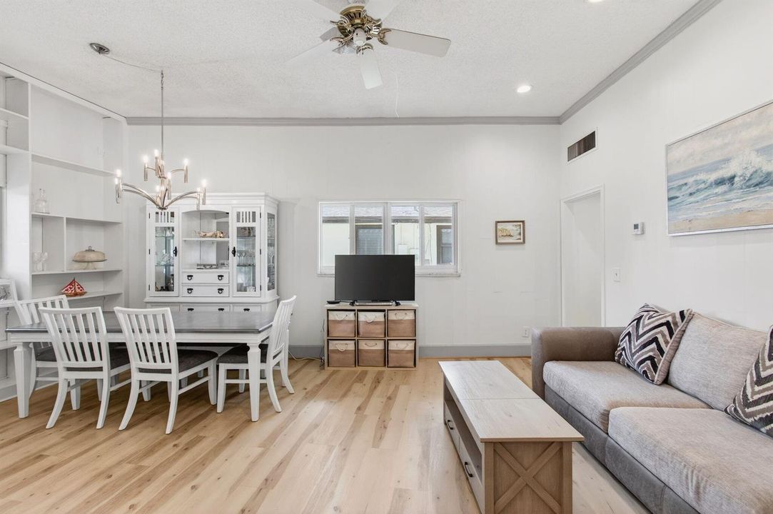 A Cheerful, Airy Dining Room