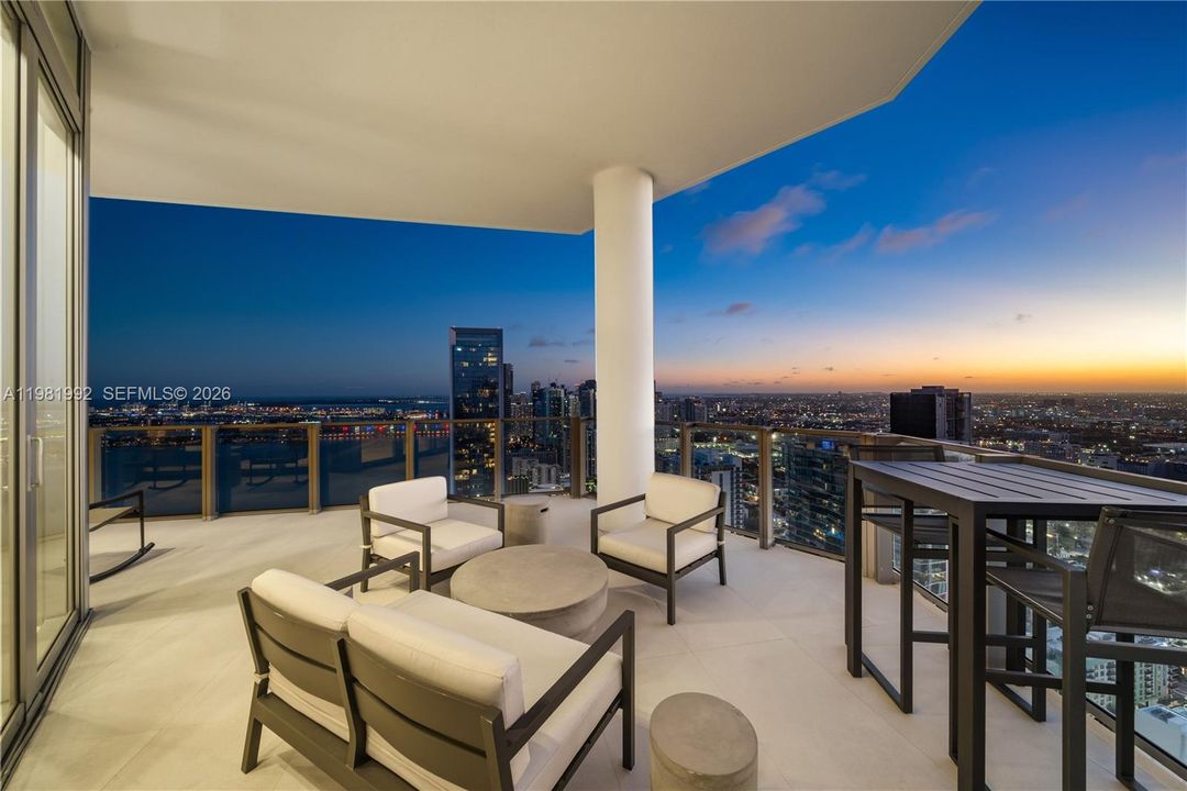 Active With Contract: $4,999,999 (5 beds, 5 baths, 3812 Square Feet)