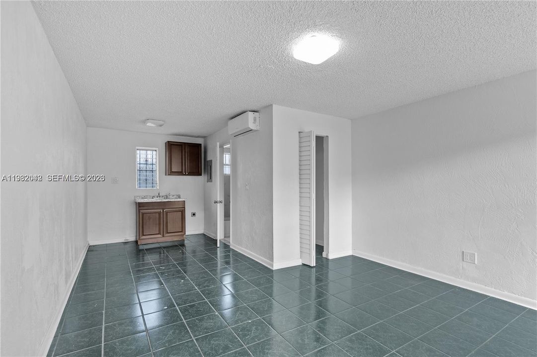 For Rent: $1,150 (0 beds, 1 baths, 3651 Square Feet)