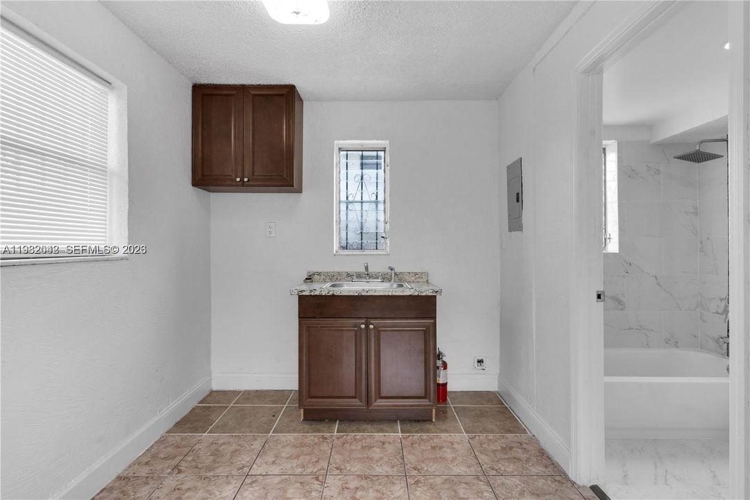 For Rent: $1,150 (0 beds, 1 baths, 3651 Square Feet)