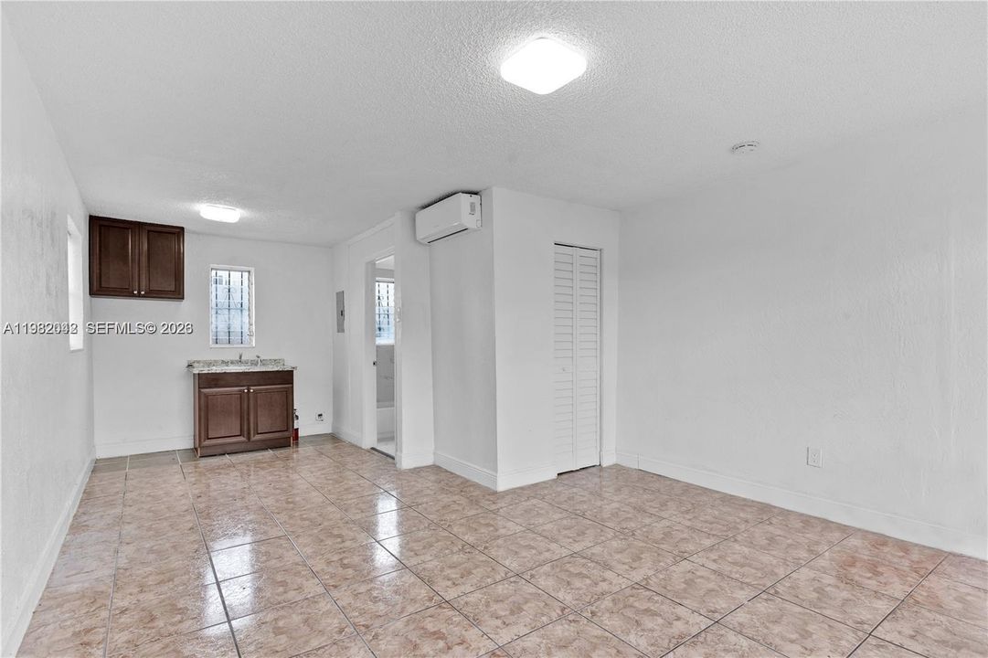For Rent: $1,150 (0 beds, 1 baths, 3651 Square Feet)