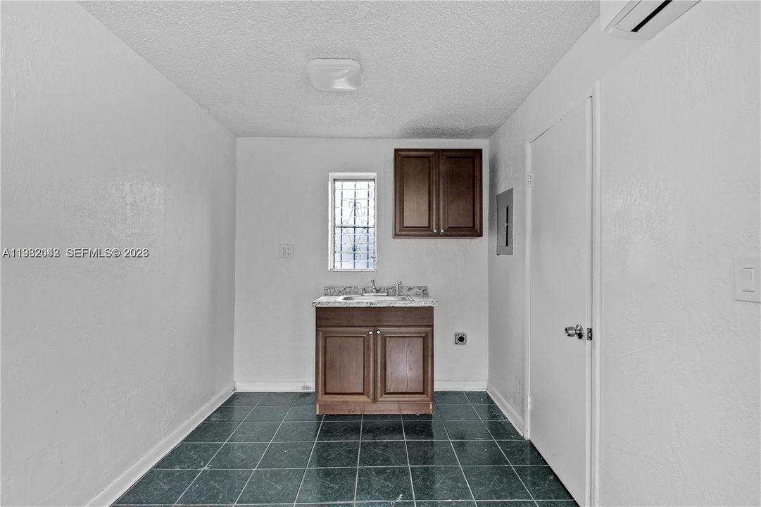 For Rent: $1,150 (0 beds, 1 baths, 3651 Square Feet)